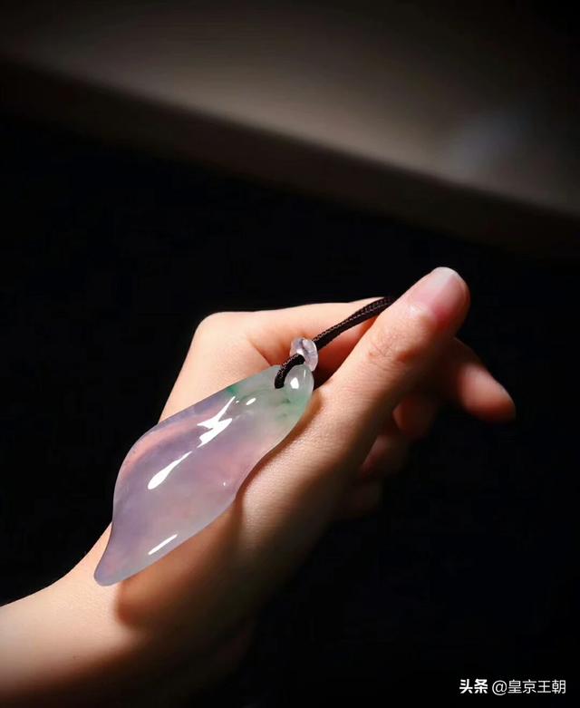 珠宝到底应不应该24小时佩戴?-第3张图片-翡翠网 珠宝到底应不应该24小时佩戴?-第3张图片-翡翠网