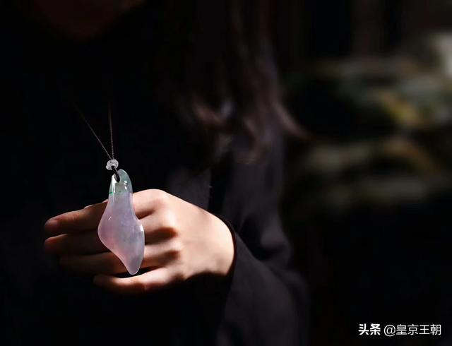 珠宝到底应不应该24小时佩戴?-第2张图片-翡翠网 珠宝到底应不应该24小时佩戴?-第2张图片-翡翠网