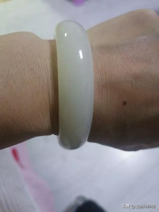 请大家帮我看一下这个是真的玉镯吗？-第2张图片-翡翠网