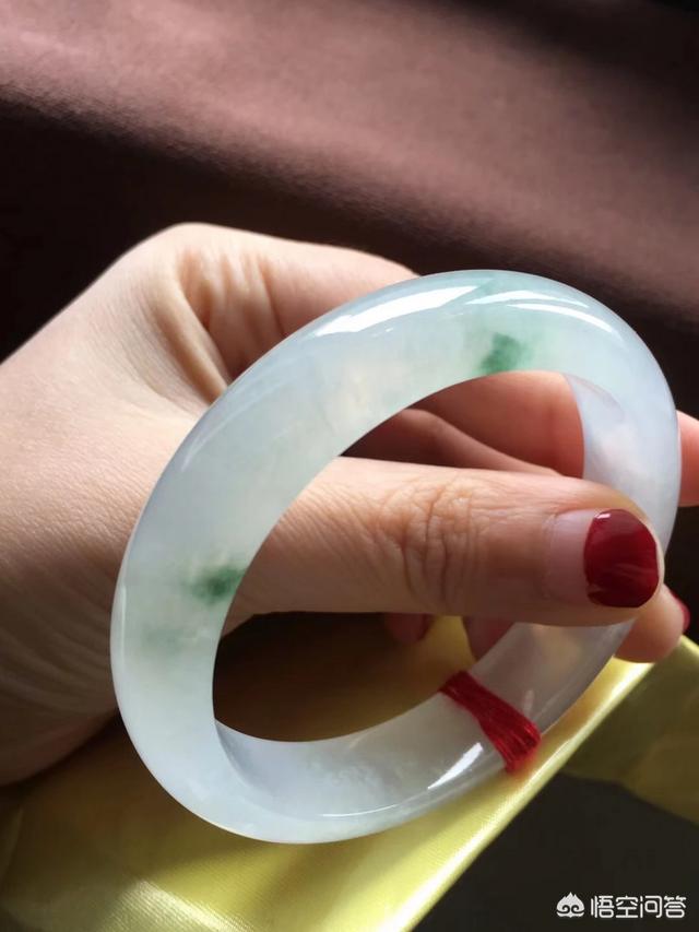 40岁了戴什么样的手镯好看?-第7张图片-翡翠网 40岁了戴什么样的手镯好看?-第7张图片-翡翠网