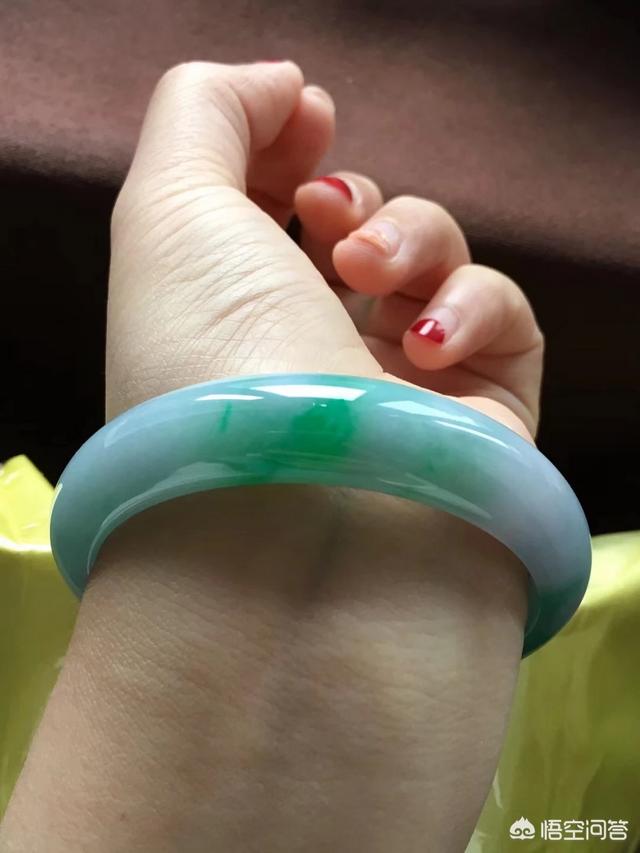 40岁了戴什么样的手镯好看?-第5张图片-翡翠网 40岁了戴什么样的手镯好看?-第5张图片-翡翠网