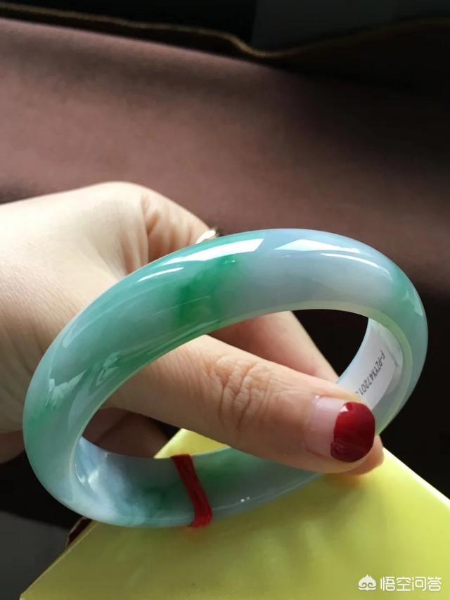 40岁了戴什么样的手镯好看?-第8张图片-翡翠网 40岁了戴什么样的手镯好看?-第8张图片-翡翠网