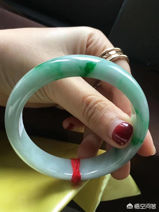 40岁了戴什么样的手镯好看?-第9张图片-翡翠网 40岁了戴什么样的手镯好看?-第9张图片-翡翠网