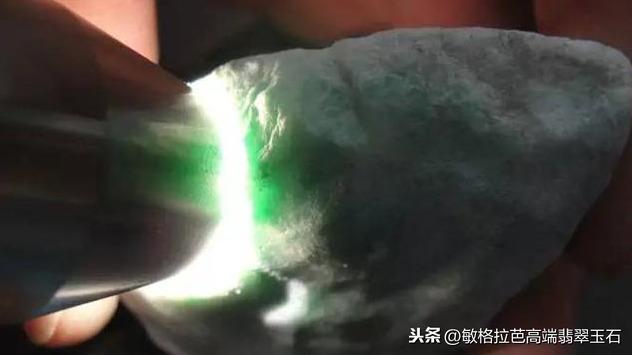 翡翠毛料打灯怎么看种教学?-第7张图片-翡翠网 翡翠毛料打灯怎么看种教学?-第7张图片-翡翠网