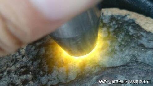 翡翠毛料打灯怎么看种教学?-第9张图片-翡翠网 翡翠毛料打灯怎么看种教学?-第9张图片-翡翠网