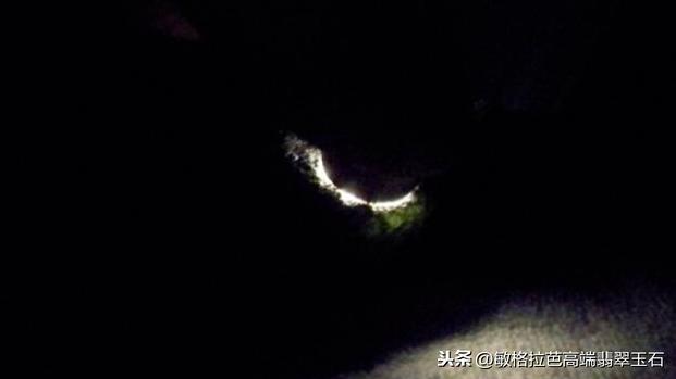 翡翠毛料打灯怎么看种教学?-第6张图片-翡翠网 翡翠毛料打灯怎么看种教学?-第6张图片-翡翠网