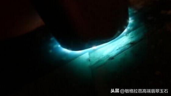 翡翠毛料打灯怎么看种教学?-第15张图片-翡翠网 翡翠毛料打灯怎么看种教学?-第15张图片-翡翠网