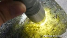翡翠毛料打灯怎么看种教学?-第10张图片-翡翠网 翡翠毛料打灯怎么看种教学?-第10张图片-翡翠网