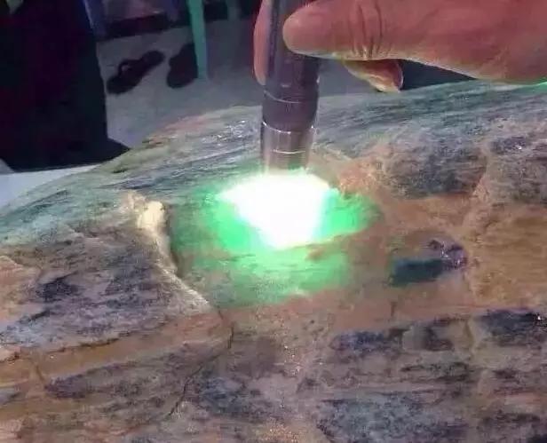 2017年缅甸公盘落幕，惊现1.27亿“黑马”翡翠标王，对此你怎么看？-第7张图片-翡翠网