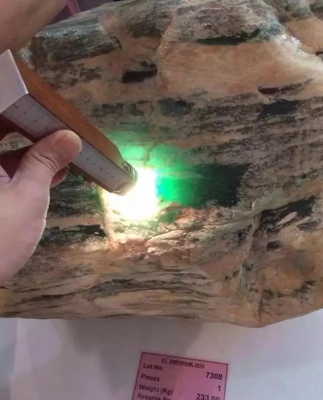 2017年缅甸公盘落幕，惊现1.27亿“黑马”翡翠标王，对此你怎么看？-第6张图片-翡翠网