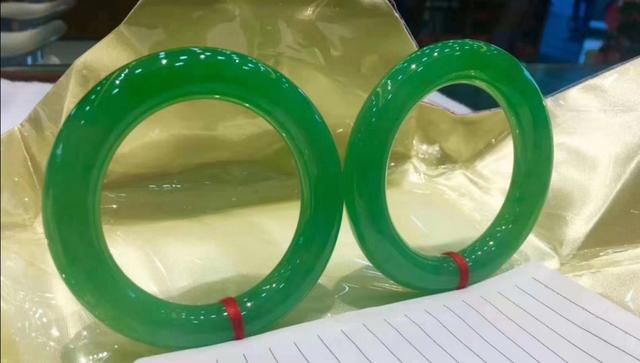 满绿的翡翠手镯一般什么样的价值最高?-第1张图片-翡翠网 满绿的翡翠手镯一般什么样的价值最高?-第1张图片-翡翠网