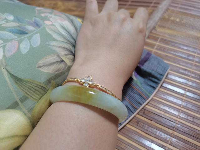 请大家帮忙看看,这个翡翠手镯值多少钱?-第1张图片-翡翠网 请大家帮忙看看,这个翡翠手镯值多少钱?-第1张图片-翡翠网