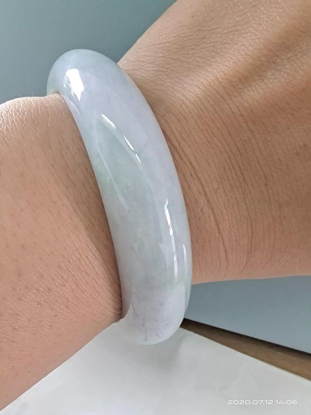 懂翡翠的朋友看看我新买的玉镯怎么样？是什么品种？大概价位？-第2张图片-翡翠网