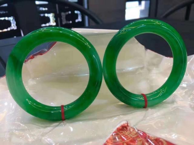 满绿的翡翠手镯一般什么样的价值最高?-第2张图片-翡翠网 满绿的翡翠手镯一般什么样的价值最高?-第2张图片-翡翠网