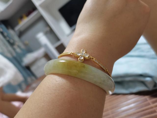 请大家帮忙看看,这个翡翠手镯值多少钱?-第4张图片-翡翠网 请大家帮忙看看,这个翡翠手镯值多少钱?-第4张图片-翡翠网