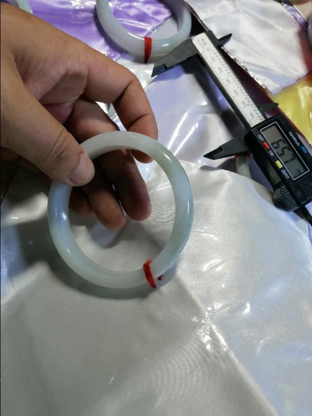 懂翡翠的朋友看看我新买的玉镯怎么样？是什么品种？大概价位？-第5张图片-翡翠网