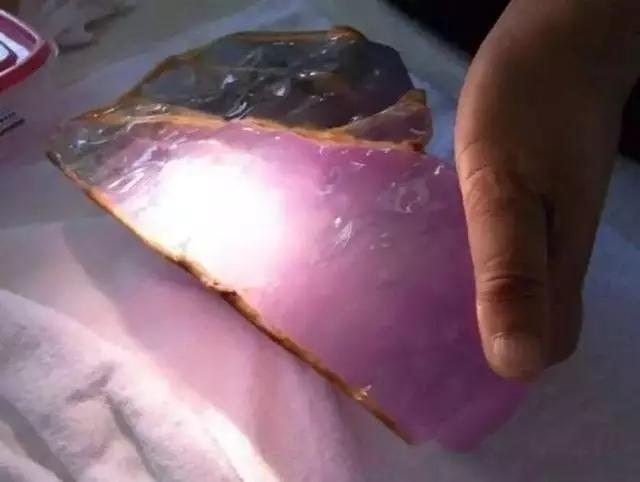 2017年缅甸公盘落幕，惊现1.27亿“黑马”翡翠标王，对此你怎么看？-第3张图片-翡翠网