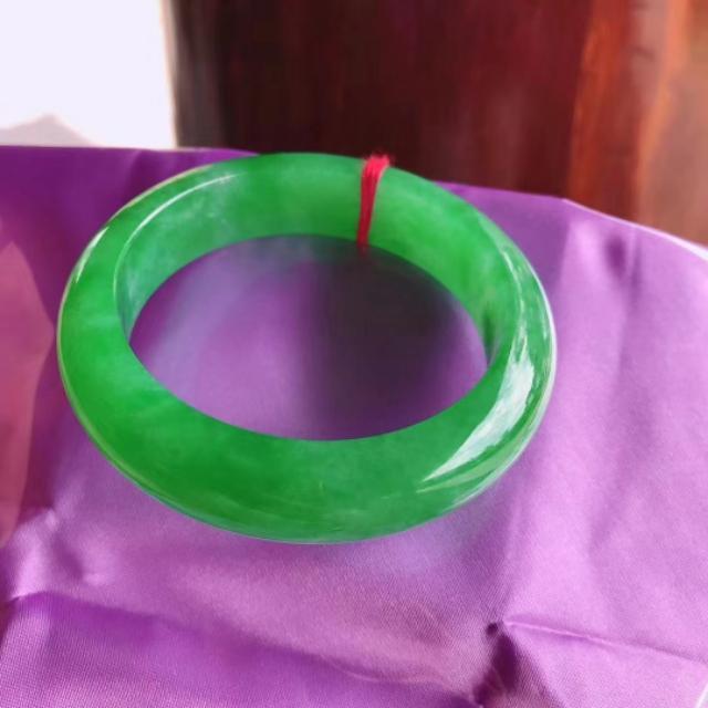 请大家帮忙看看,这个翡翠手镯值多少钱?-第8张图片-翡翠网 请大家帮忙看看,这个翡翠手镯值多少钱?-第8张图片-翡翠网