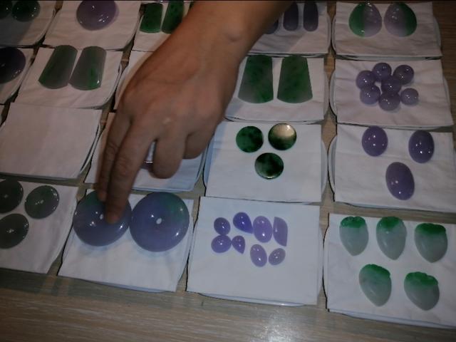 懂翡翠的朋友看看我新买的玉镯怎么样？是什么品种？大概价位？-第9张图片-翡翠网