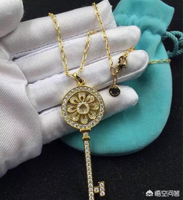 怎样戴金项链才不会显得很俗气?-第2张图片-翡翠网 怎样戴金项链才不会显得很俗气?-第2张图片-翡翠网