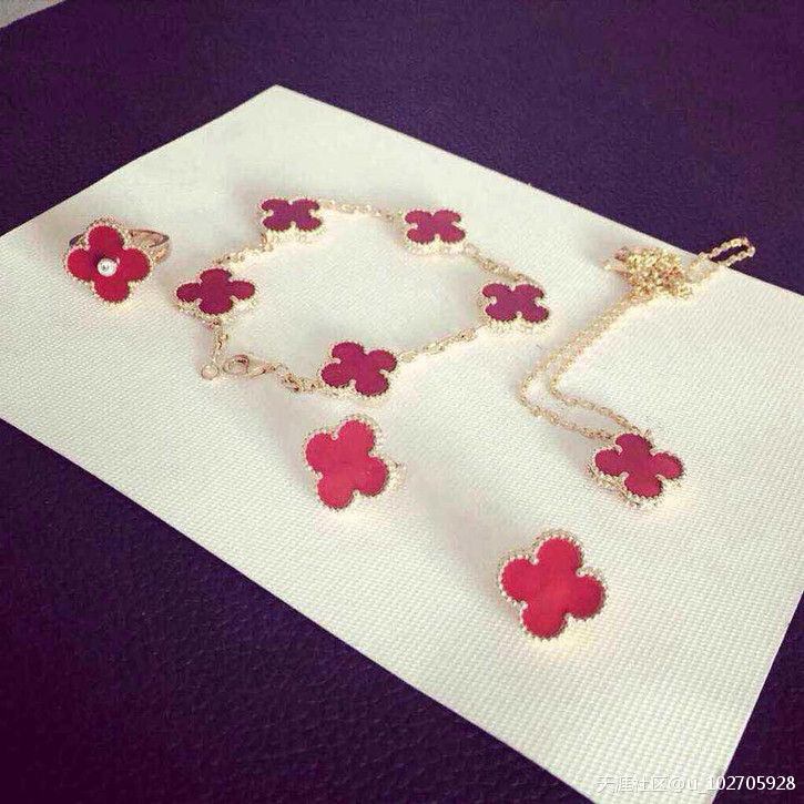 梵克雅宝18K金四叶草项链-第2张图片-翡翠网 梵克雅宝18K金四叶草项链-第2张图片-翡翠网