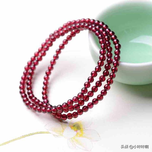 天然红石榴手链有什么寓意?-第1张图片-翡翠网 天然红石榴手链有什么寓意?-第1张图片-翡翠网