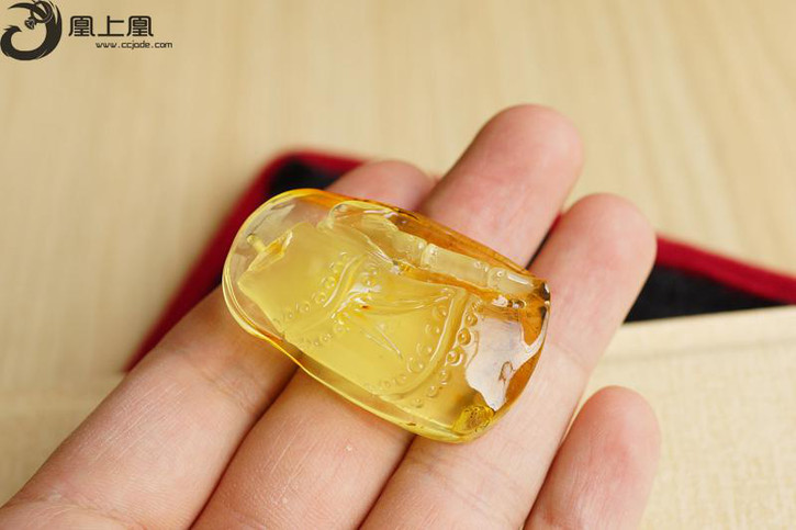 『蓝魔』用紫光灯鉴别琥珀的技巧-第5张图片-翡翠网