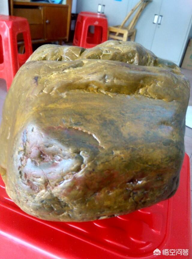 今天捡到一块20公斤原石，不知道是黄龙玉还是田黄？-第1张图片-翡翠网