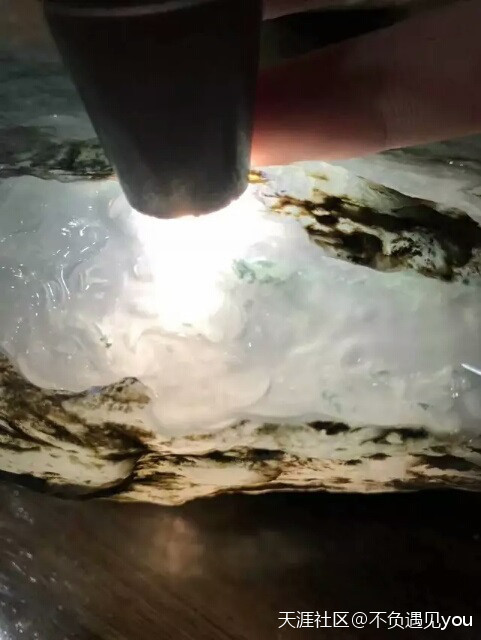 翡翠原石种最顶级的“玻璃种”究竟什么来头,引得无数翠友热捧!-第4张图片-翡翠网 翡翠原石种最顶级的“玻璃种”究竟什么来头,引得无数翠友热捧!-第4张图片-翡翠网