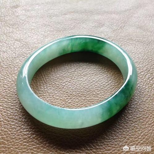 女士翡翠手镯该如何选择?-第4张图片-翡翠网 女士翡翠手镯该如何选择?-第4张图片-翡翠网