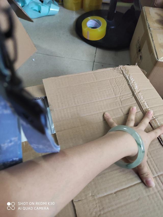 有懂翡翠的大神帮我看看一下这个是翡翠手镯不?-第1张图片-翡翠网 有懂翡翠的大神帮我看看一下这个是翡翠手镯不?-第1张图片-翡翠网