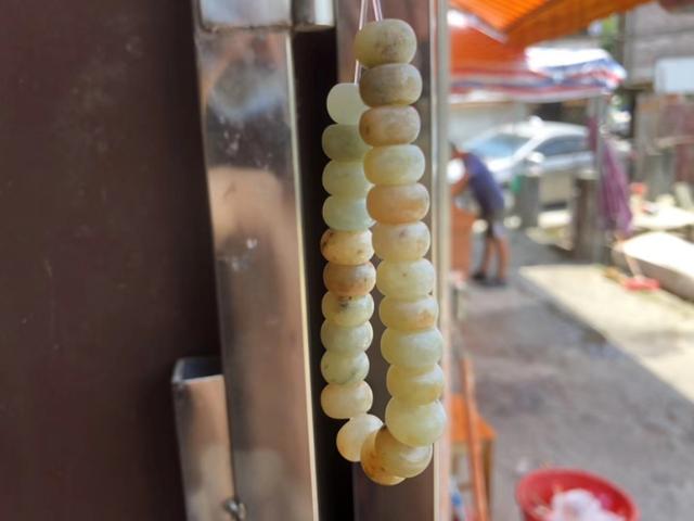 有懂翡翠的大神帮我看看一下这个是翡翠手镯不?-第4张图片-翡翠网 有懂翡翠的大神帮我看看一下这个是翡翠手镯不?-第4张图片-翡翠网