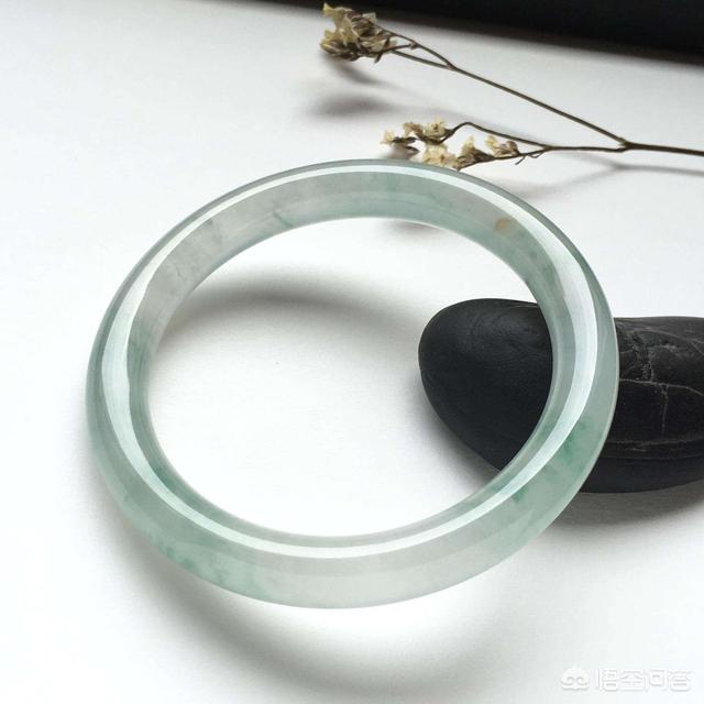 女士翡翠手镯该如何选择?-第2张图片-翡翠网 女士翡翠手镯该如何选择?-第2张图片-翡翠网