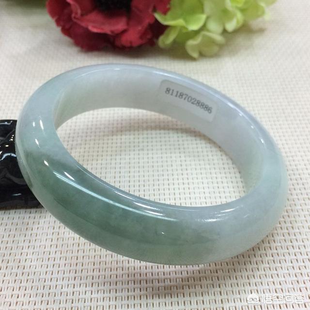 女士翡翠手镯该如何选择?-第10张图片-翡翠网 女士翡翠手镯该如何选择?-第10张图片-翡翠网
