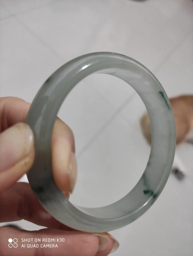有懂翡翠的大神帮我看看一下这个是翡翠手镯不?-第9张图片-翡翠网 有懂翡翠的大神帮我看看一下这个是翡翠手镯不?-第9张图片-翡翠网