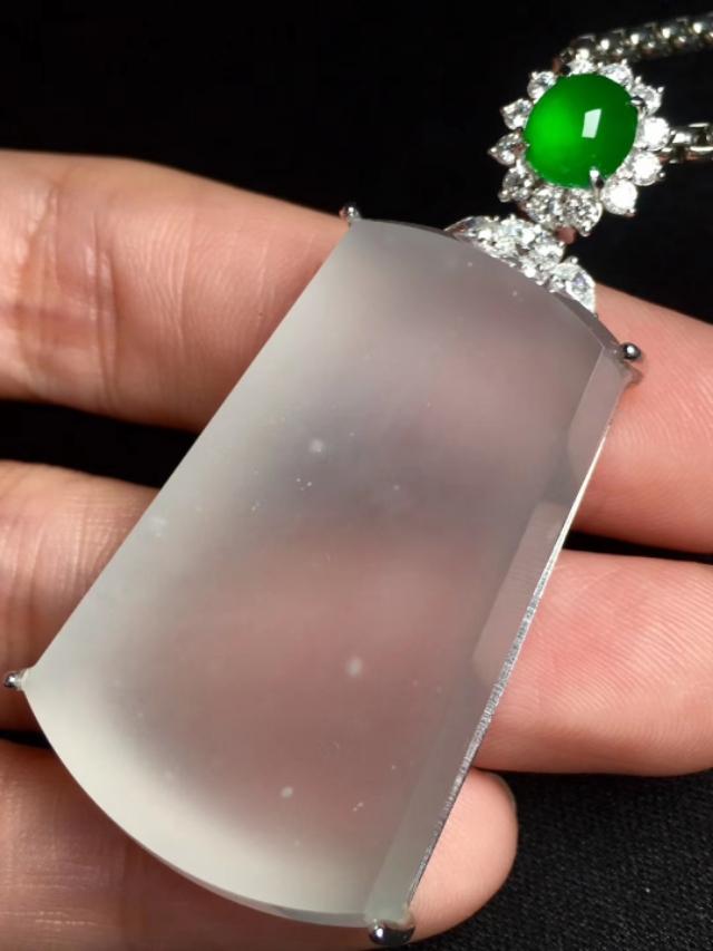 有懂翡翠的大神帮我看看一下这个是翡翠手镯不?-第7张图片-翡翠网 有懂翡翠的大神帮我看看一下这个是翡翠手镯不?-第7张图片-翡翠网