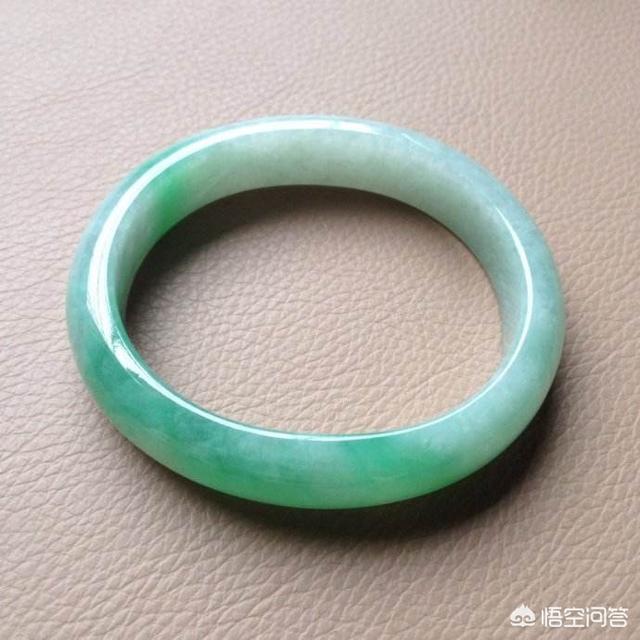女士翡翠手镯该如何选择?-第8张图片-翡翠网 女士翡翠手镯该如何选择?-第8张图片-翡翠网