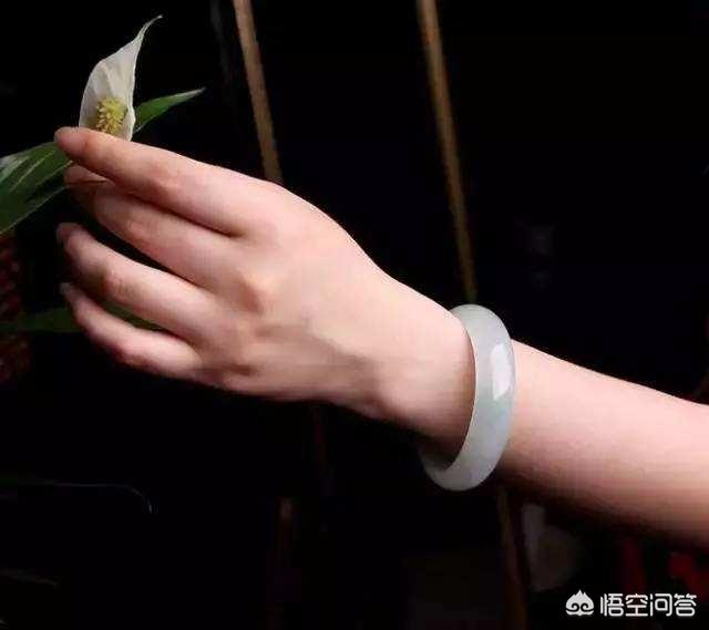 女士翡翠手镯该如何选择?-第6张图片-翡翠网 女士翡翠手镯该如何选择?-第6张图片-翡翠网