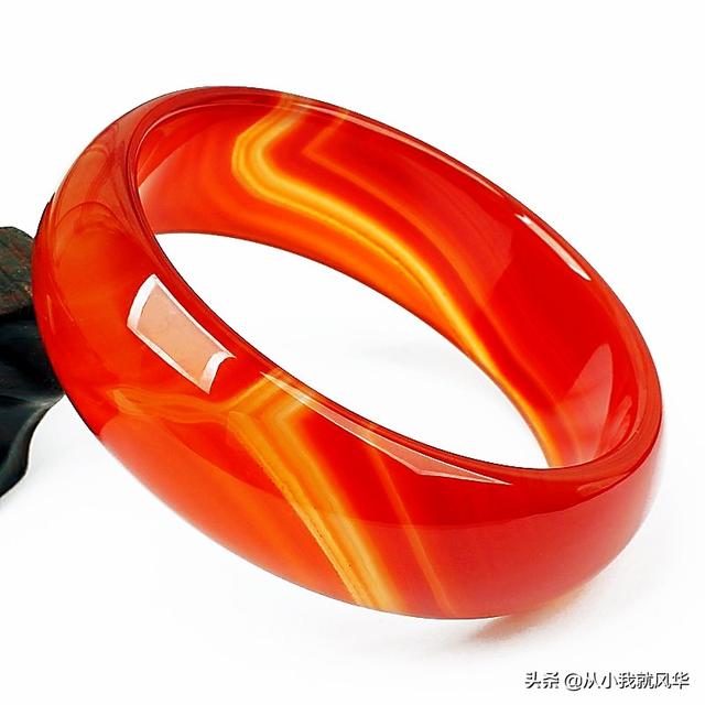 70后适合买什么样的手镯?-第4张图片-翡翠网 70后适合买什么样的手镯?-第4张图片-翡翠网