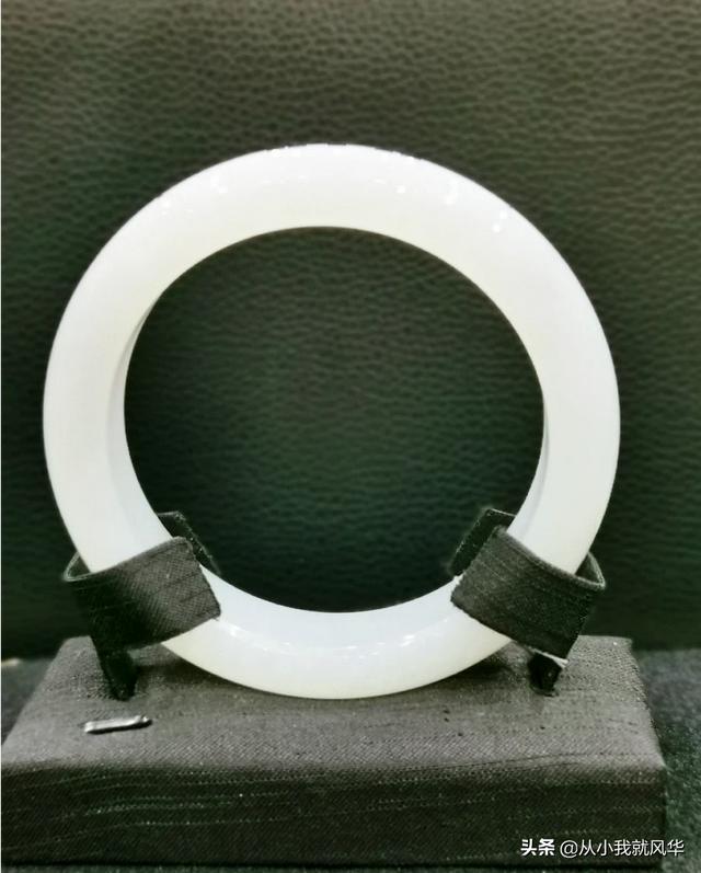 70后适合买什么样的手镯?-第6张图片-翡翠网 70后适合买什么样的手镯?-第6张图片-翡翠网