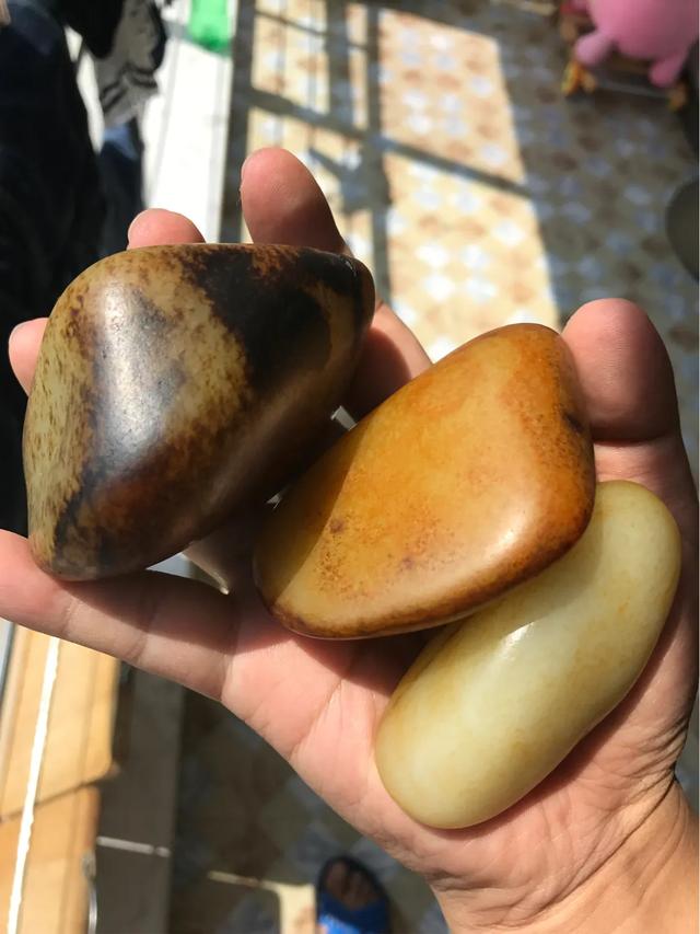 和田玉熟籽是什么样的,你手中的可以发图一起看看吗?-第2张图片-翡翠网 和田玉熟籽是什么样的,你手中的可以发图一起看看吗?-第2张图片-翡翠网