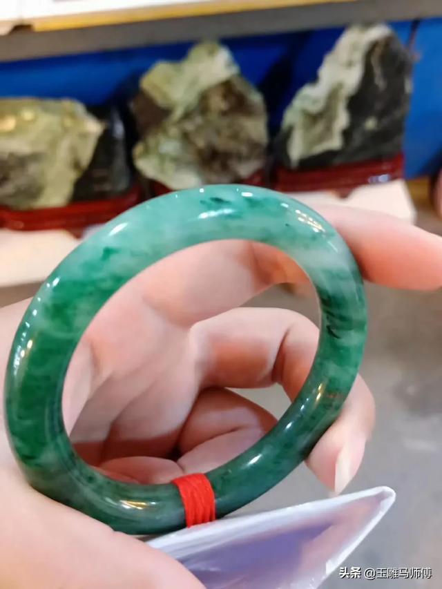 有人和我一样戴玉颜色会越来越淡吗？是什么原因？-第1张图片-翡翠网