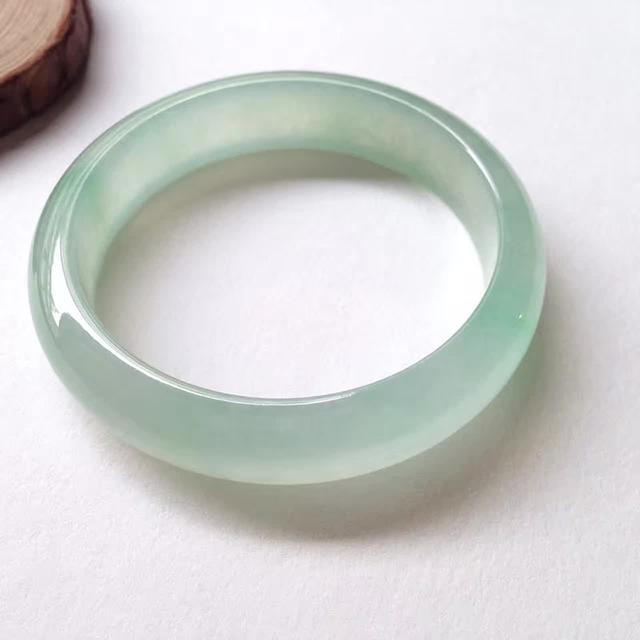 玉镯子戴在手上对健康有好处吗?-第2张图片-翡翠网 玉镯子戴在手上对健康有好处吗?-第2张图片-翡翠网