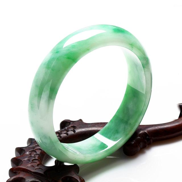 玉镯子戴在手上对健康有好处吗?-第1张图片-翡翠网 玉镯子戴在手上对健康有好处吗?-第1张图片-翡翠网