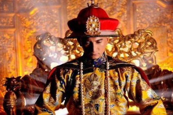 马未都一眼相中的雍正帝御桌，最后收入囊中，这是怎么回事？-第3张图片-翡翠网