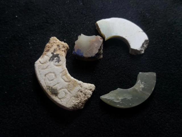 质疑:本着对藏家与藏品负责的态度，某些电视台仅凭几张照片在线鉴定真假，可信吗？-第3张图片-翡翠网