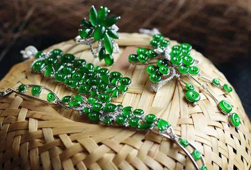 上千万与上亿的珍藏级翡翠项链的差别有哪些?-第11张图片-翡翠网 上千万与上亿的珍藏级翡翠项链的差别有哪些?-第11张图片-翡翠网