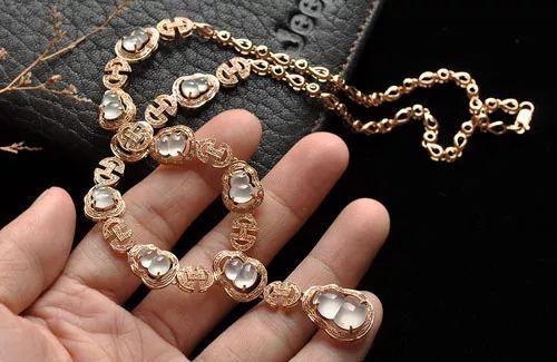 上千万与上亿的珍藏级翡翠项链的差别有哪些?-第13张图片-翡翠网 上千万与上亿的珍藏级翡翠项链的差别有哪些?-第13张图片-翡翠网