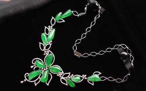 上千万与上亿的珍藏级翡翠项链的差别有哪些?-第14张图片-翡翠网 上千万与上亿的珍藏级翡翠项链的差别有哪些?-第14张图片-翡翠网