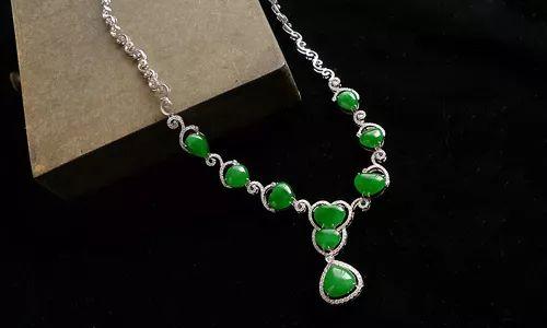 上千万与上亿的珍藏级翡翠项链的差别有哪些?-第15张图片-翡翠网 上千万与上亿的珍藏级翡翠项链的差别有哪些?-第15张图片-翡翠网